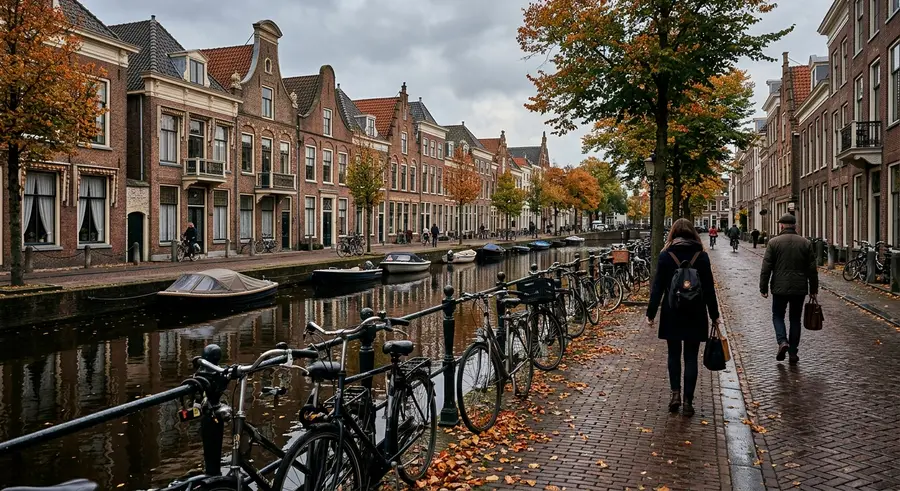 De Breestraat-buurt in Leiden met grachtenpanden en fietsen langs het water