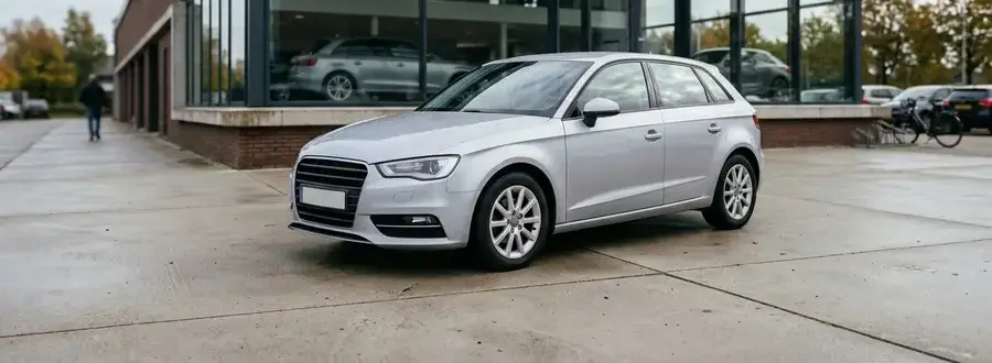 Zilveren Audi A3 Sportback voor de showroom