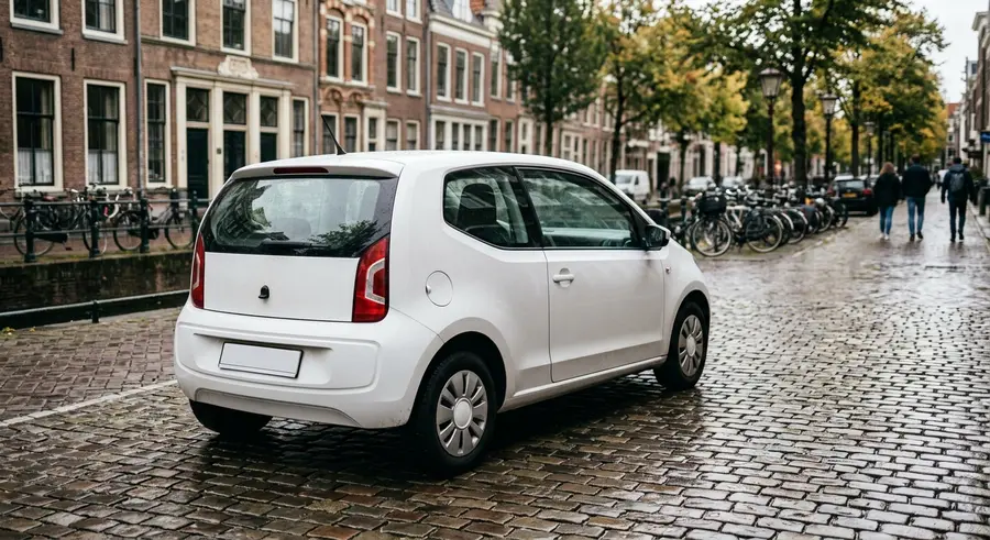 Witte Volkswagen up! op de keien
