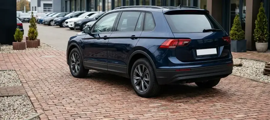 Donkerblauwe Volkswagen Tiguan op het voorterrein