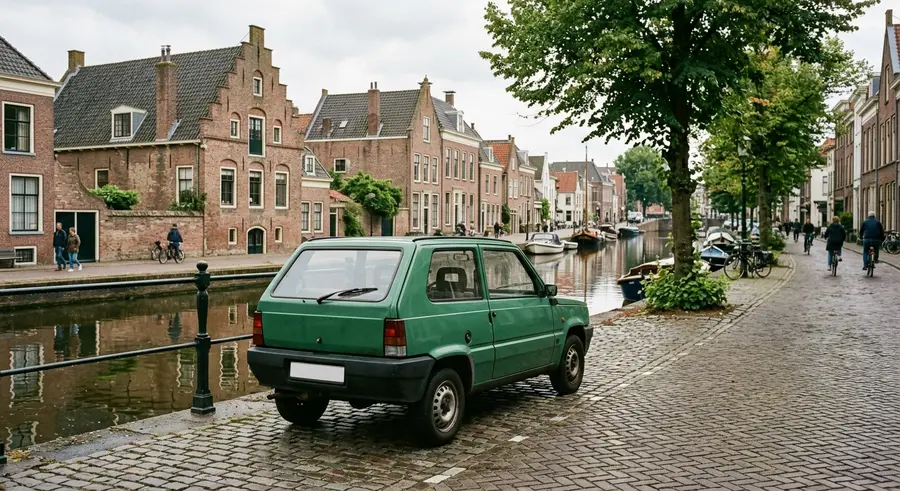 Groene Fiat Panda langs de gracht