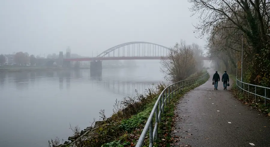 Wandelpad langs de Rijn bij de John Frostbrug op een mistige ochtend