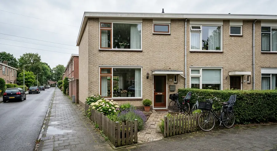 Tussenwoning uit de jaren zestig met fietsen voor de deur