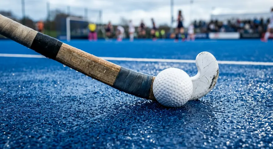 Stick en bal op het natte waterveld