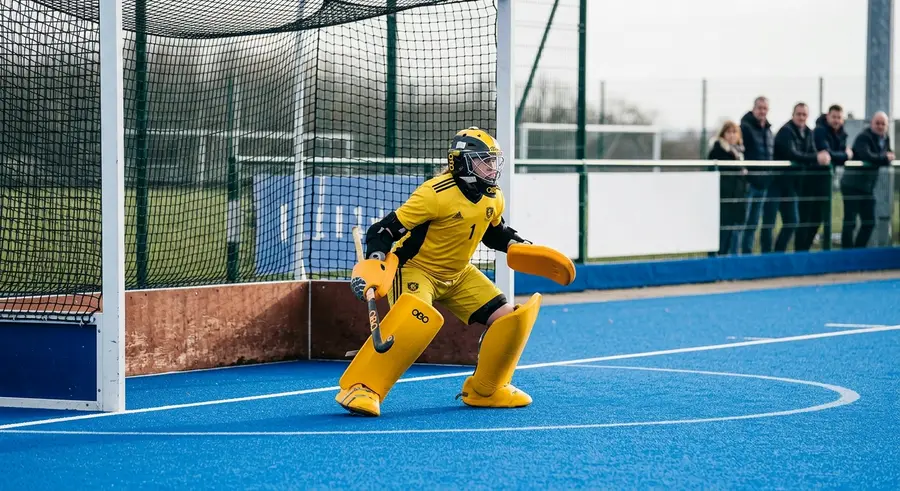 Keeper in geel tenue voor het doel
