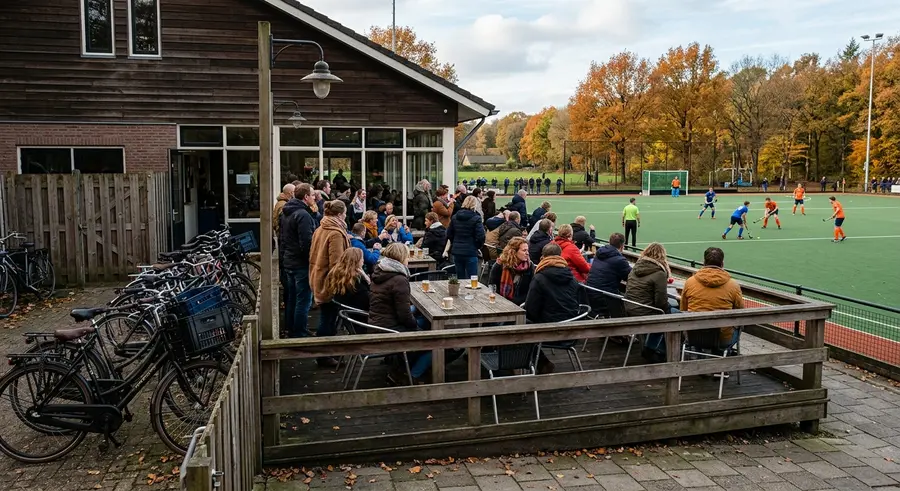Ouders op het terras kijken naar een wedstrijd